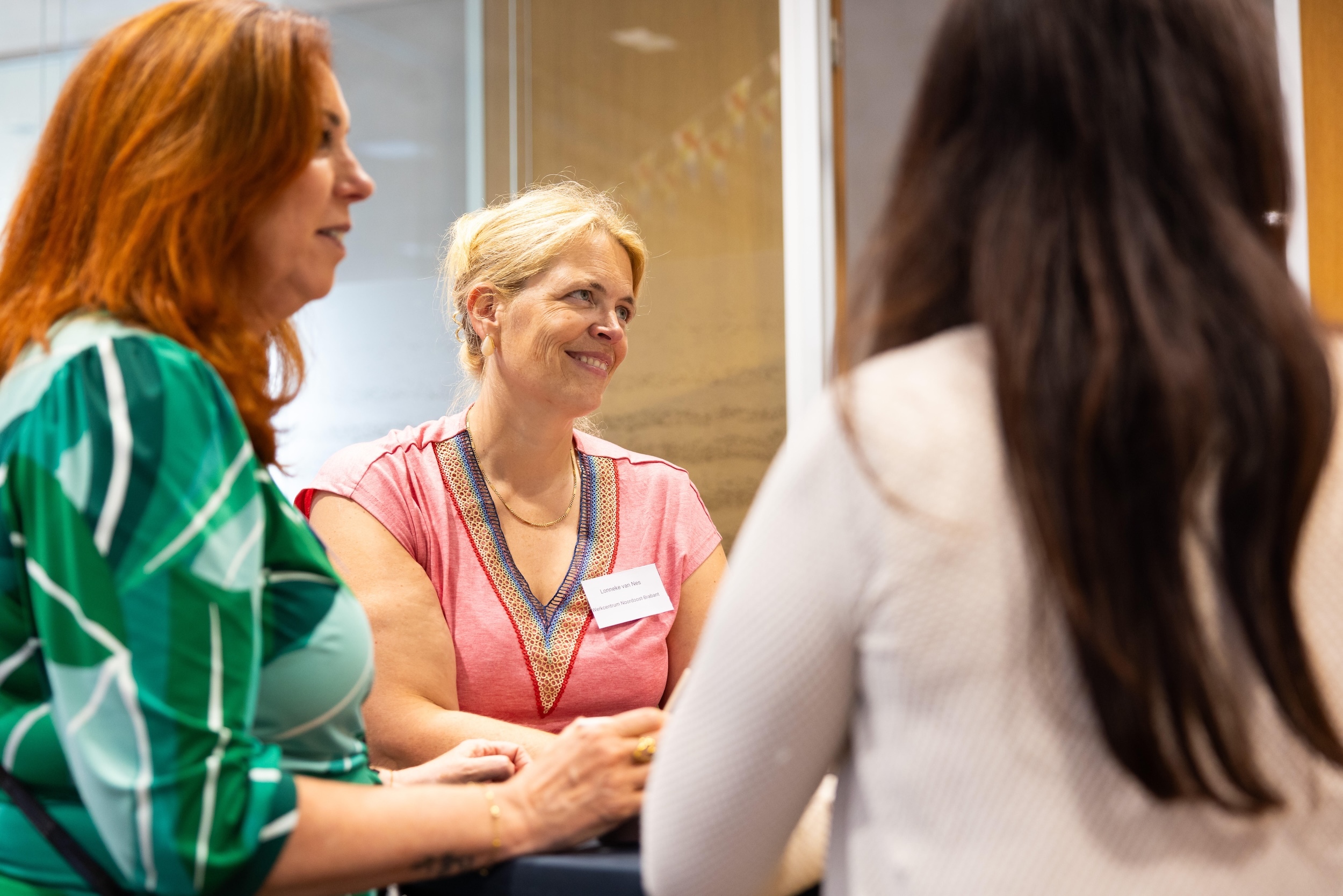 Jongerenadviseur Lonneke van Nes in gesprek tijdens een event